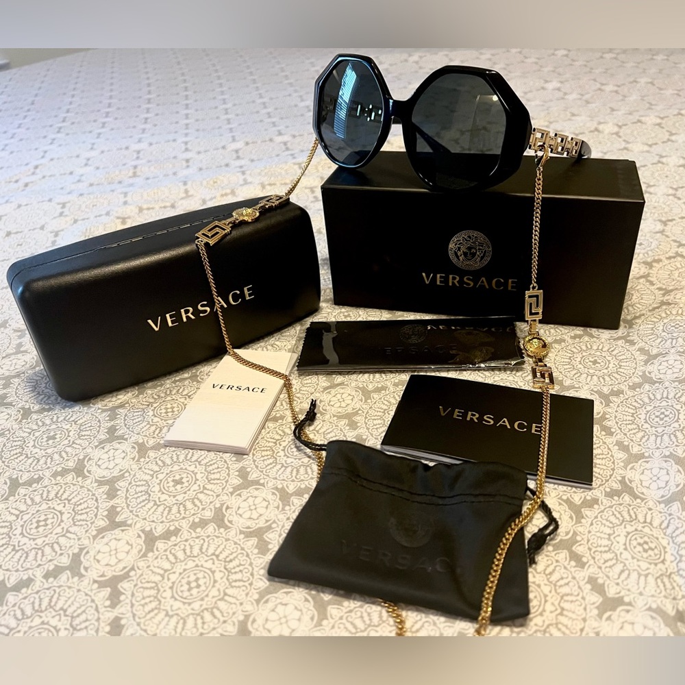 💥VERSACE VE 4395 GEOMETRICAL BLACK SUNGLASSES WITH LOGO CHAIN💥 💯% AUTHENTIC‼️